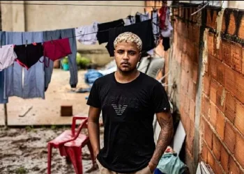 Herói da Baixada que resgatou mãe e gêmeas em enxurrada no RJ já arrecadou mais de R$ 78 mil em vaquinha.