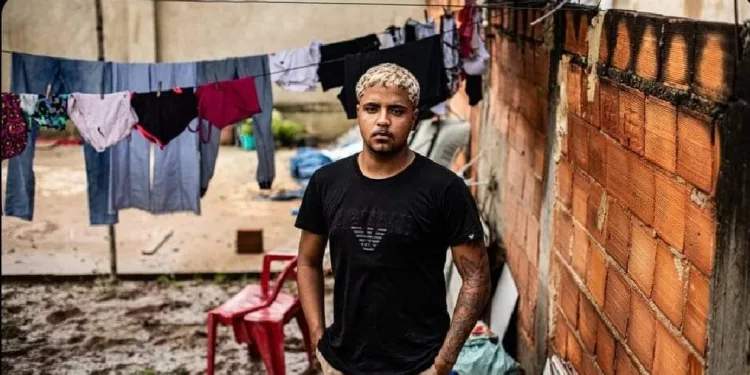 Herói da Baixada que resgatou mãe e gêmeas em enxurrada no RJ já arrecadou mais de R$ 78 mil em vaquinha.