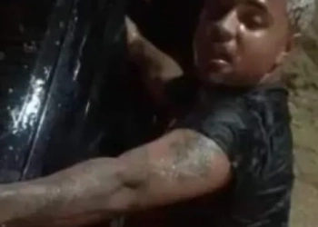 JOVEM QUE RESGATOU MÃE E BEBÊS DO CARRO EM TEMPORAL NO RIO JÁ ARRECADOU ATÉ O MOMENTO MAIS DE 70 MIL REAIS EM VAQUINHA