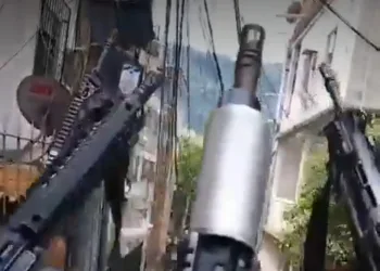 ( video) Traficantes ostentem armas após guerra na Zona Oeste