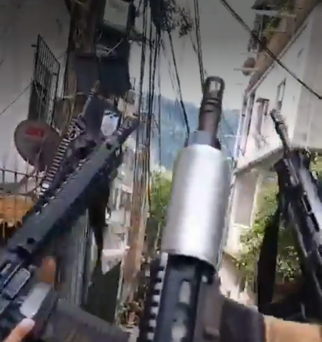 ( video) Traficantes ostentem armas após guerra na Zona Oeste