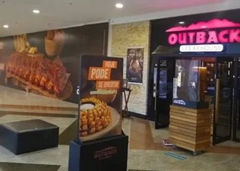 Outback está precisando de auxiliar de limpeza, atendente, ajudante de cozinha – R$ 1.768,20 – escala 6×1