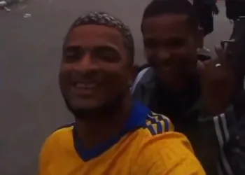 DOIS HOMENS SÃO MORTOS NO RJ APÓS EXIBIREM ARMAS EM VIDEO