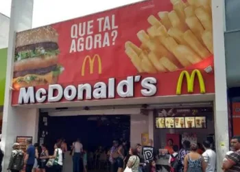 McDonald’s está precisando de atendente de restaurante, jovem aprendiz, atendente part time (meio período) – R$ 1.671,25 – escala 6×1