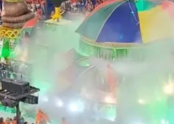 Incêndio em Carro Alegórico Interrompe Desfile no Rio de Janeiro