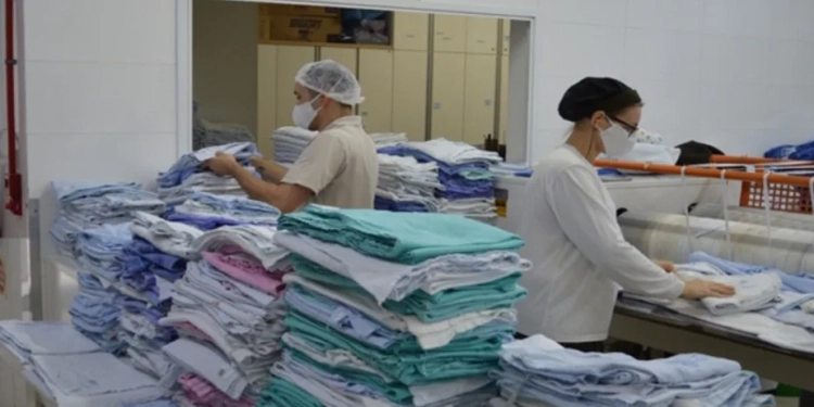 Rede D’or está precisando de auxiliar de rouparia, copeira, ajudante de cozinha, maqueiro – R$ 1.702,55 – escala 12×36