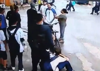 Mãe confessa ter levado faca para o filho que esfaqueou e matou adolescente em frente escola; Assista