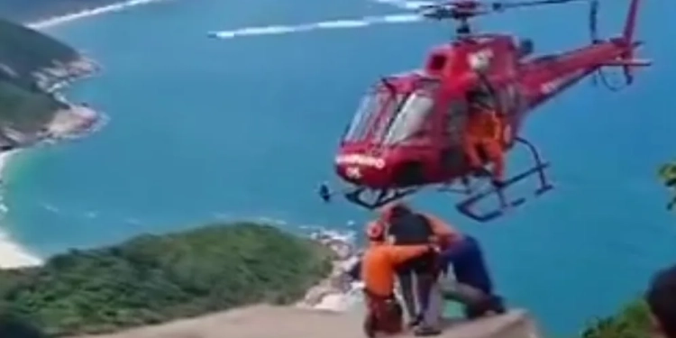 ( Video) Mulher é Resgatada pelos Bombeiros Após Fraturar a Perna durante Trilha em Barra de Guaratiba