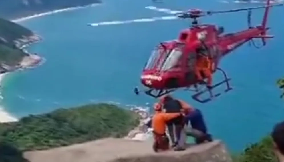 ( Video) Mulher é Resgatada pelos Bombeiros Após Fraturar a Perna durante Trilha em Barra de Guaratiba