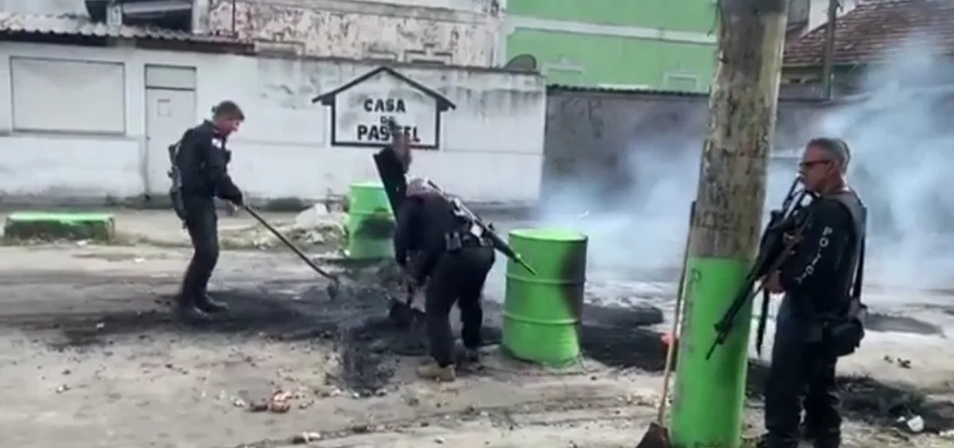 Barricadas são removidas em comunidade na Zona Oeste em ação da Polícia Militar