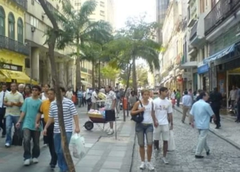 Prefeitura do Rio de Janeiro anuncia medida para restringir ambulantes irregulares na Rua Uruguaiana