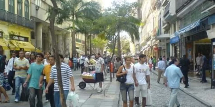 Prefeitura do Rio de Janeiro anuncia medida para restringir ambulantes irregulares na Rua Uruguaiana