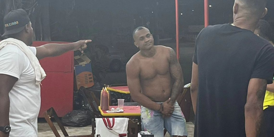 ( video)Valentão agride atendente em loja de salgados na Zona Oeste, e recebe massagem como punição
