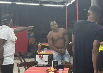 ( video)Valentão agride atendente em loja de salgados na Zona Oeste, e recebe massagem como punição