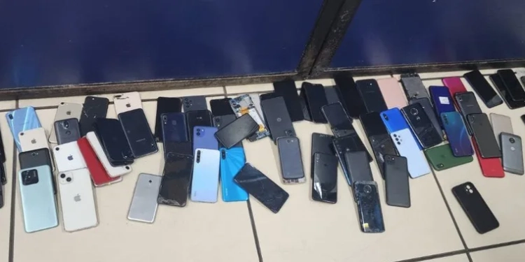 Operação no Camelódromo da Uruguaiana resulta na apreensão de 289 celulares