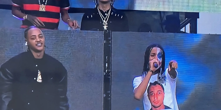 Mc Oruam Reivindica Liberdade para Marcinho VP com Camiseta polêmica no Lollapalooza