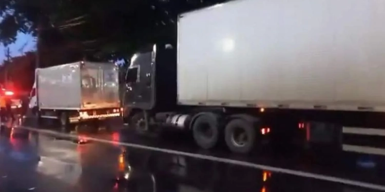 Polícia Recupera Carga de Pneus Avaliada em Mais de R$ 500 Mil e Resgata Reféns na Avenida Brasil**
