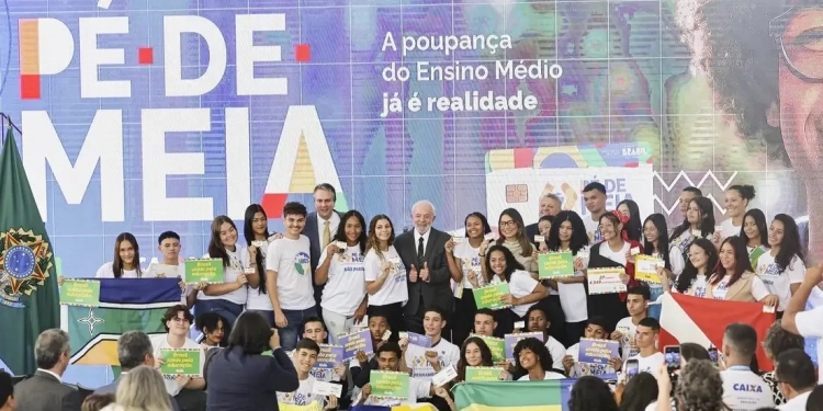 Pé-de-Meia: Iniciativa Transformadora Atinge 2 Milhões de Estudantes em Seu Primeiro Mês