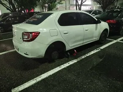 Furto Inusitado: Motorista de Aplicativo Tem Rodas do Carro Furtadas em Estacionamento de Shopping na Zona Oeste