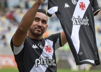 Dimitri Payet em São Paulo para Encontro com Lula e Macron, Presenteando-os com Camisa do Vasco