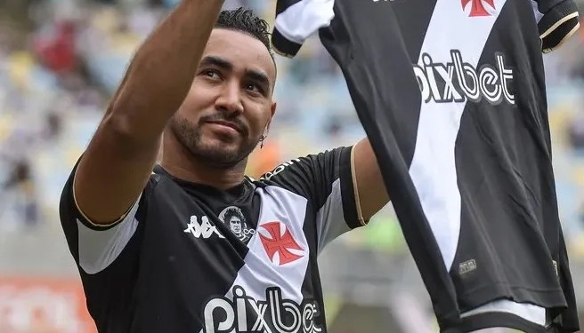 Dimitri Payet em São Paulo para Encontro com Lula e Macron, Presenteando-os com Camisa do Vasco