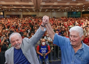 Roberto Requião Deixa o PT e Acusa Lula de Traição: “O Último a Sair que Apague a Luz: