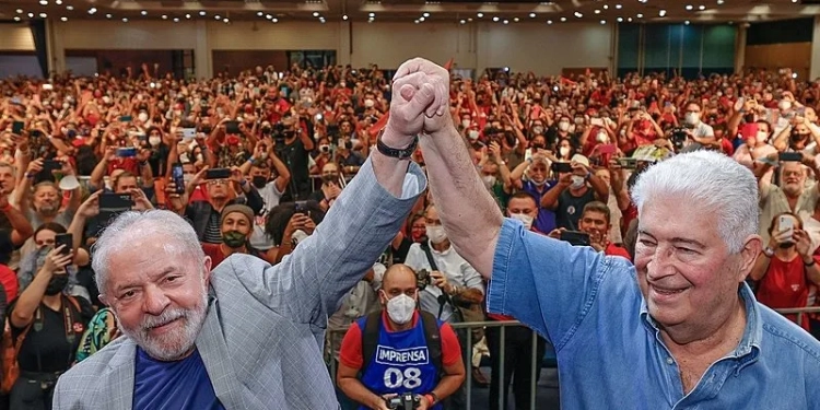 Roberto Requião Deixa o PT e Acusa Lula de Traição: “O Último a Sair que Apague a Luz: