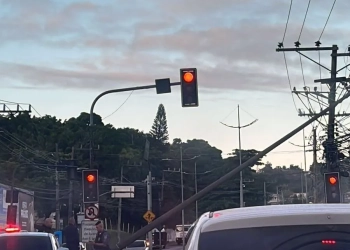 Trânsito Parado em Campo Grande: Colisão com Poste Causa Congestionamento na Estrada do Monteiro
