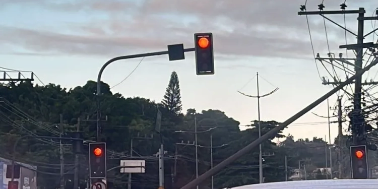 Trânsito Parado em Campo Grande: Colisão com Poste Causa Congestionamento na Estrada do Monteiro