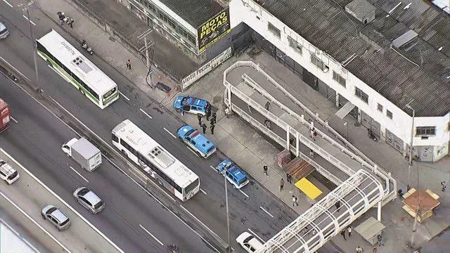 Passageiro morre em tentativa de assalto na Avenida Brasil