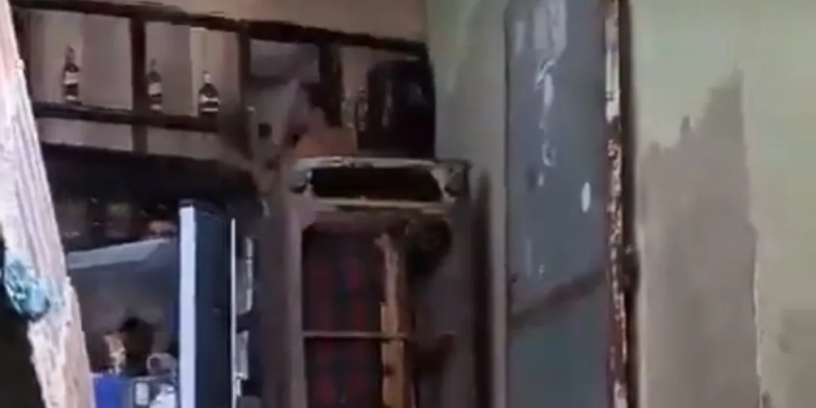 ( video) Policia acha lider do tráfico dentro da parede!!