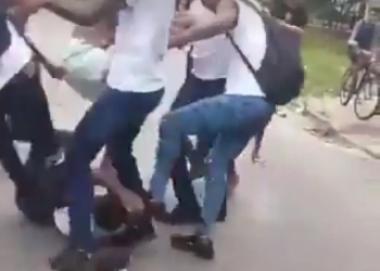 ( video forte) Adolescentes Agridem Aluno em Santa Cruz, que Agora Está na CTI