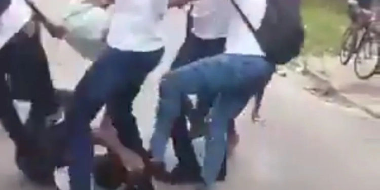 ( video forte) Adolescentes Agridem Aluno em Santa Cruz, que Agora Está na CTI