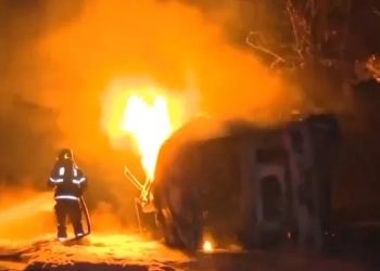 ( VIDEO) Caminhão capota e pega fogo: Motorista morre carbonizado e sete pessoas ficam feridas