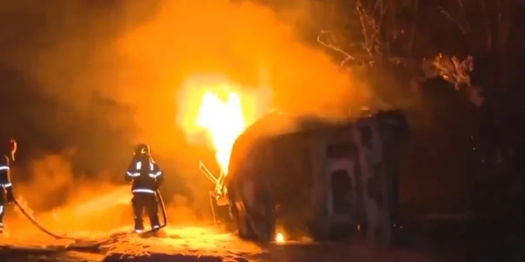 ( VIDEO) Caminhão capota e pega fogo: Motorista morre carbonizado e sete pessoas ficam feridas