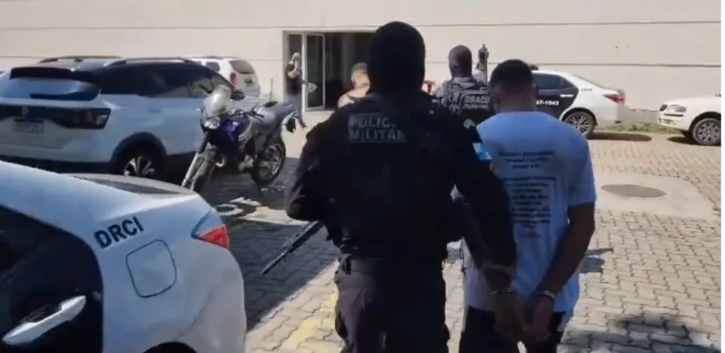 ( video) Policiais prendem dois milicianos do Zinho em operação integrada em Guaratiba