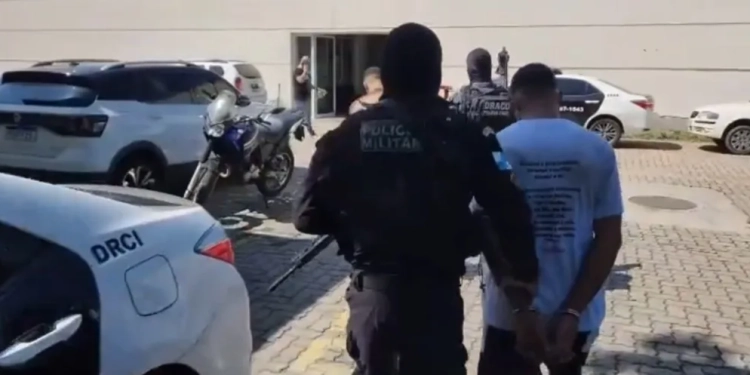 ( video) Policiais prendem dois milicianos do Zinho em operação integrada em Guaratiba