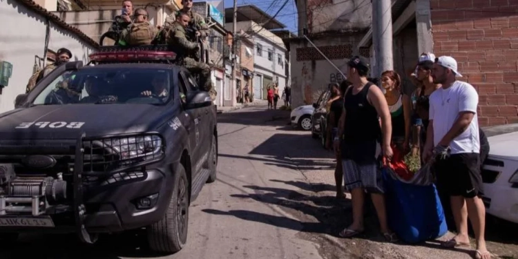 Operação Policial em comunidade na Zona Oeste Visa Repressão ao Crime Organizado