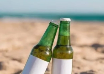 Prefeitura do Rio Proíbe Recipientes de Vidro nas Praias para Proteger Frequentadores e Meio Ambiente