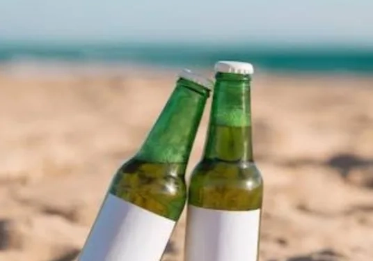 Prefeitura do Rio Proíbe Recipientes de Vidro nas Praias para Proteger Frequentadores e Meio Ambiente