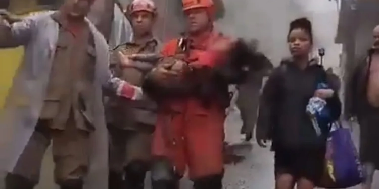 ( video) Resgate Heroico: Bombeiros Salvam Criança dos Escombros em Petrópolis