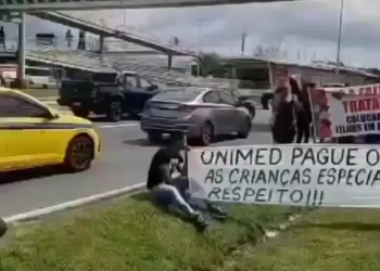 *Protesto na Barra da Tijuca: Manifestantes Acusam Unimed Rio de Não Pagar Clínicas de Autismo