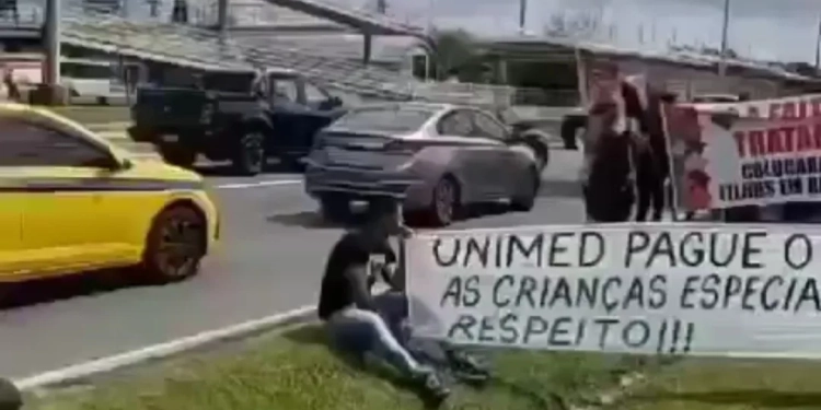 *Protesto na Barra da Tijuca: Manifestantes Acusam Unimed Rio de Não Pagar Clínicas de Autismo