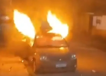 ( Video) Mulher Traída no RJ Quebra Carro e o Incendeia