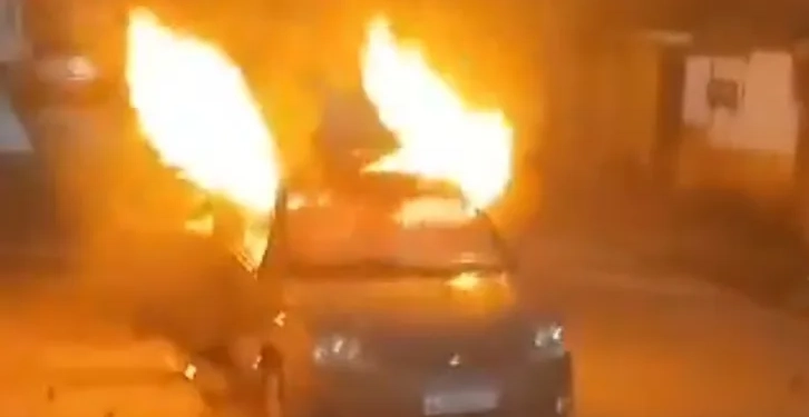 ( Video) Mulher Traída no RJ Quebra Carro e o Incendeia