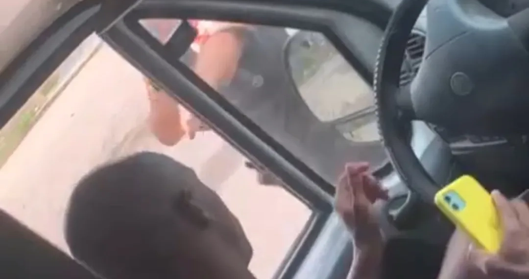 ( video) Confusão e Desespero em Van em Santa Cruz: Motorista Foge da Polícia e Passageiros Vivem Momentos de Pânico