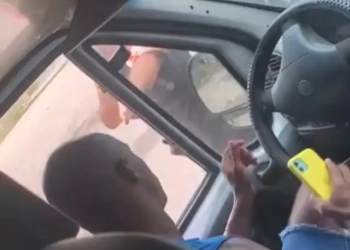 ( video) Confusão e Desespero em Van em Santa Cruz: Motorista Foge da Polícia e Passageiros Vivem Momentos de Pânico