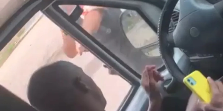 ( video) Confusão e Desespero em Van em Santa Cruz: Motorista Foge da Polícia e Passageiros Vivem Momentos de Pânico