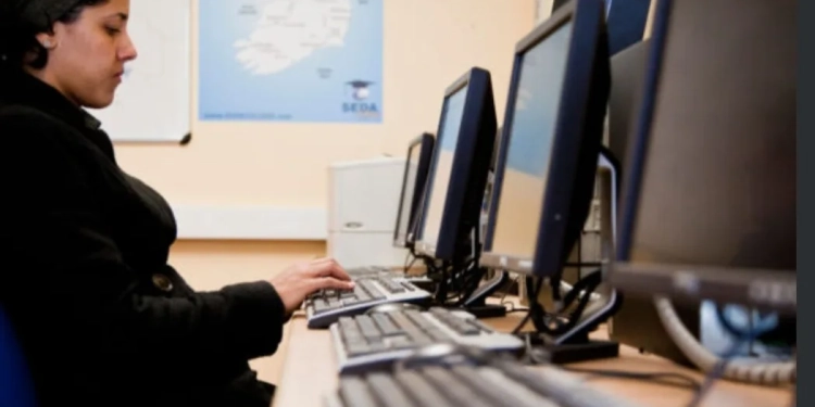 Prefeitura do Rio e Grupo Irlandês Oferecem Mil Bolsas Integrais em Curso de Inglês para Jovens Cariocas