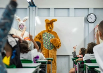 crianças recebem ‘coelhos’ da Páscoa em escolas municipais do Rio
